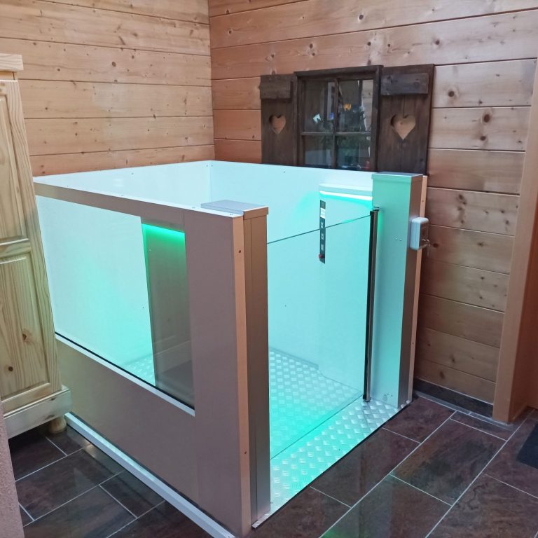 Moderner Lift mit beleuchtetem Innenraum in einer Holzhütte in Wiedenbrück Moderner Lift mit beleuchtetem Innenraum in einer Holzhütte in Wiedenbrück