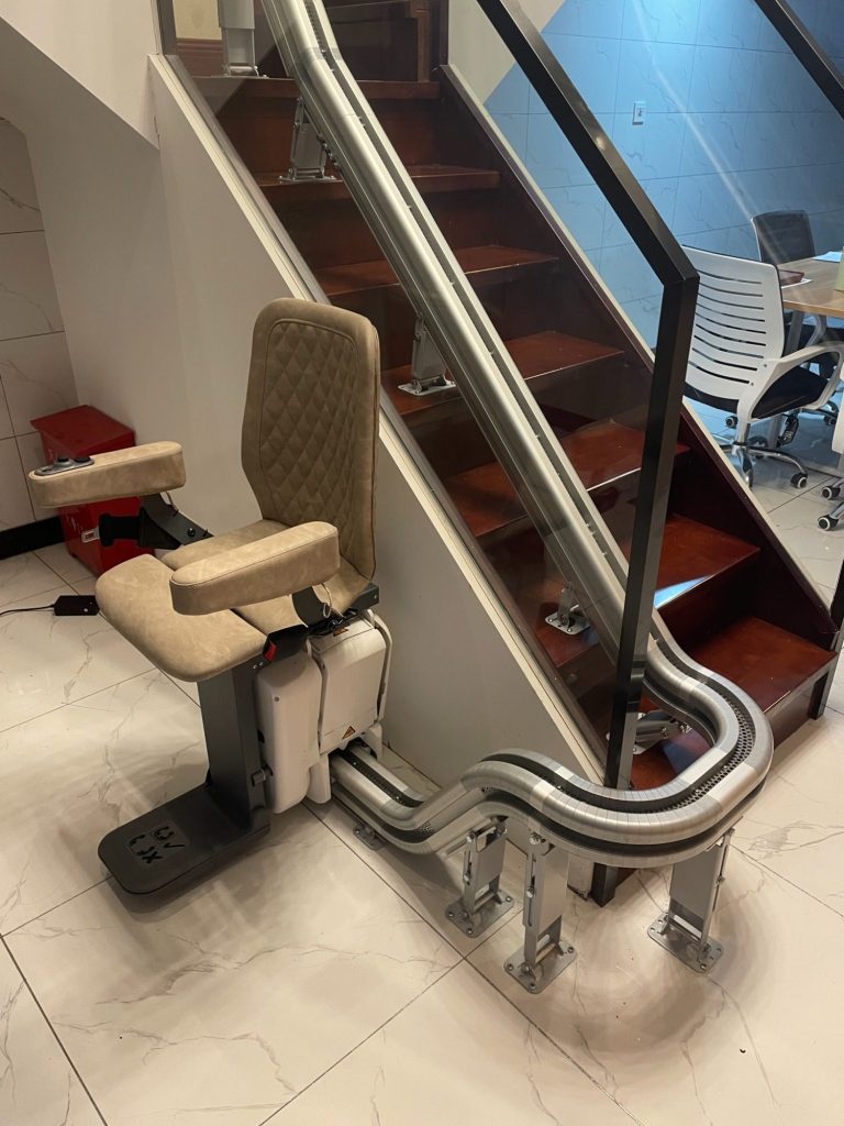 Treppenlift mit gepolsterter Sitzfläche am Fuße einer Treppe in Beckum Treppenlift mit gepolsterter Sitzfläche am Fuße einer Treppe.