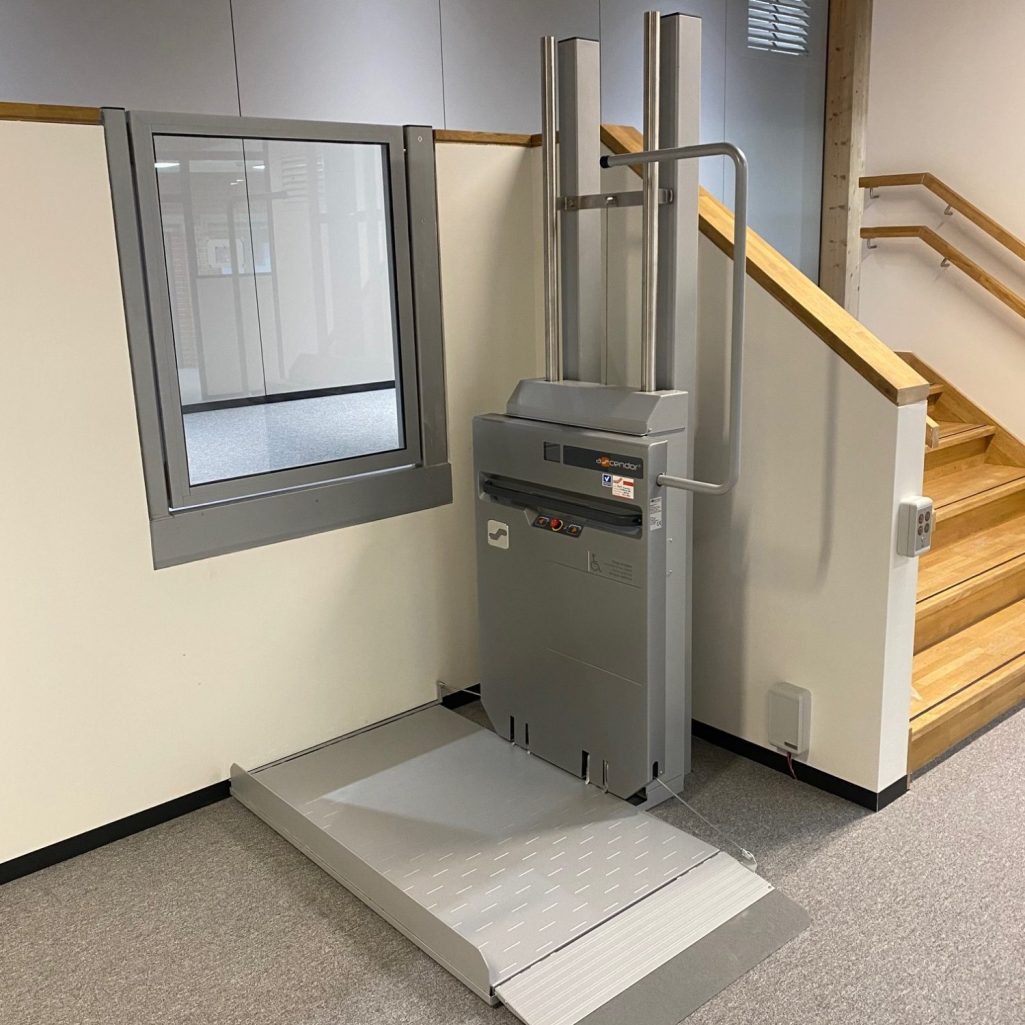 Rollstuhlrampe neben einer Treppe mit einem Fenster in der Wand in Gütersloh Rollstuhlrampe neben einer Treppe mit einem Fenster in der Wand.